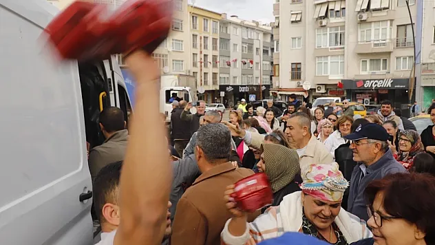 Keşan'ın Kurtuluş Gününde Kek İzdihamı: Çocuklar Ezilme Tehlikesi Geçirdi, Araç Alandan Uzaklaştırıldı