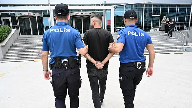 Kırmızı Bültenle Aranan Firari Mersin'de Yakalandı