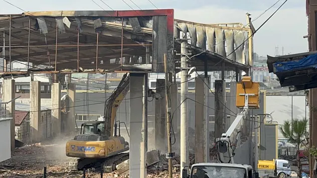 Kocaeli'de 7 İşçinin Öldüğü Parfüm Deposu İçin Yıkım Başladı