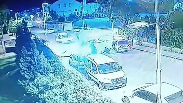 Kontrol kaybeden motosiklet otomobilin altına girdi