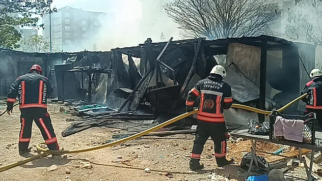 Korku Dolu Anlar! 3 Konteyner Küle Döndü
