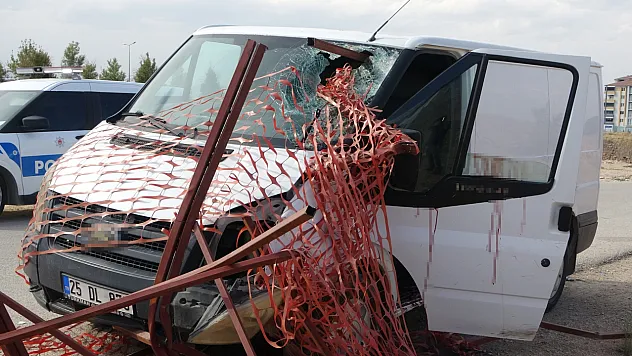 Korkuluk camı delip sürücüye saplandı!