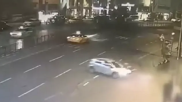 Korkunç Kazada Can Pazarı!  Durakta Bekleyenlerin Arasına Böyle Girdi