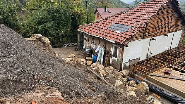 Kurucaşile'de Toprak Zeminde Büyük Kayma Yaşandı