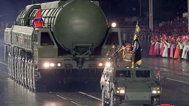 Kuzey Kore'den Güç Gösterisi: Hwasong-20 Füzesi İlk Kez Törende Sergilendi