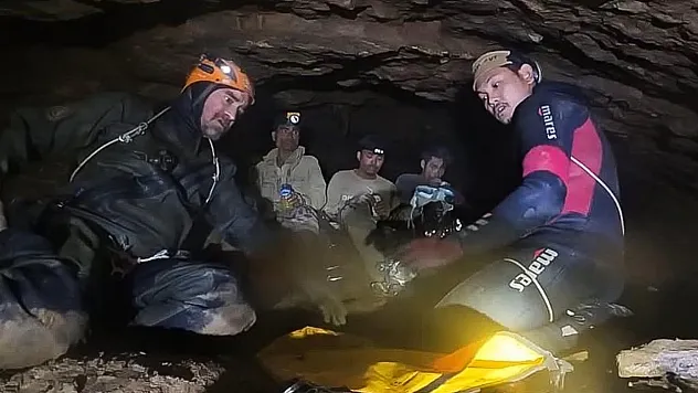 Laos'ta Mağarada Mahsur Kalan Madenciler Kendi İmkânlarıyla Kurtuldu