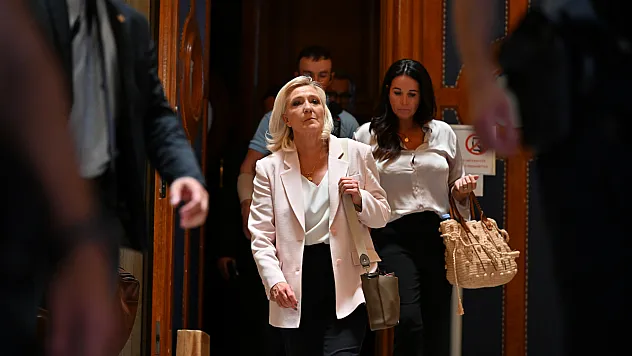 Le Pen'e Elektronik Kelepçe ve Siyasi Yasak!
