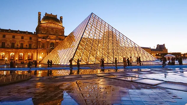 Louvre Müzesi'nde Şok Edici Soygun: Napoleon Koleksiyonundan Eserler Çalındı