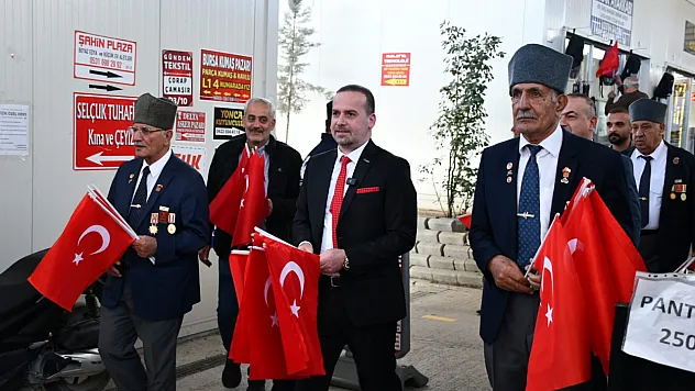 MAGİNDER'den Bayrak Dağıtımıyla Cumhuriyet Mesajı