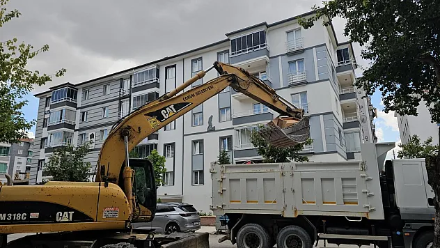 Mahalle Yıllardır Bu Kokuyu Çekiyordu! Belediye Ekipleri Seferber Oldu