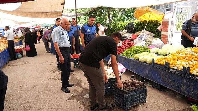 Malatya Battalgazi'de Semt Pazarı Denetimi! Zabıta Ekipleri Tezgâhları Mercek Altına Aldı