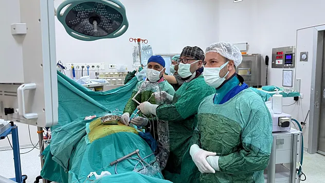 Malatya'da 8 cm'lik Böbrek Taşı Kapalı Yöntemle Alındı