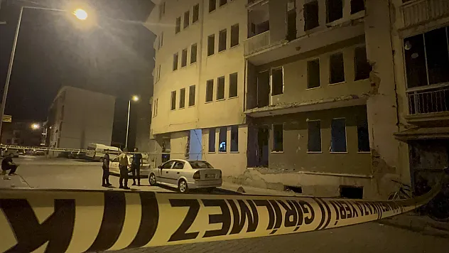 Malatya'da Ağır Hasarlı Binada Acı Olay! Kimliği Belirsiz Kişi Yaşamını Yitirdi