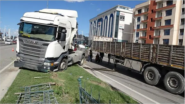 Malatya'da Alt Geçitte Korkutan Kaza! Çekici Refüje Çıktı Yol Kilitlendi