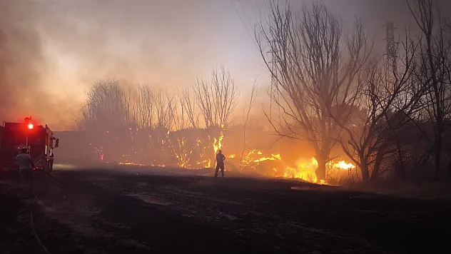 Malatya'da Anız Alevleri Yükseldi! Olası Felaket Önlendi