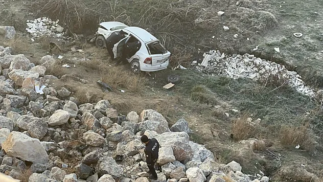 Malatya'da Araç Köprüden Uçtu Hurdaya Döndü