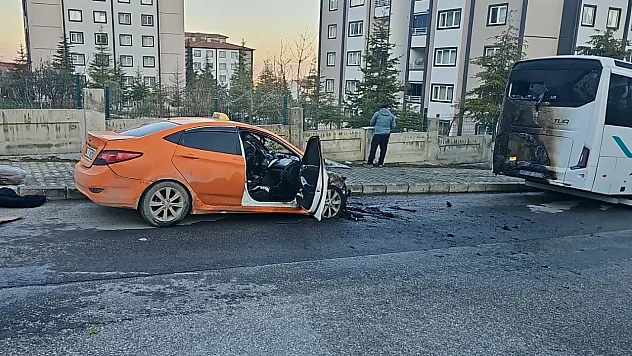 Malatya'da Aynı Anda İki Araç Birden Yanmaya Başladı!