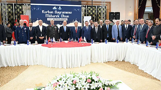 Malatya'da Bayramlaşma Yoğun Katılımla Gerçekleşti