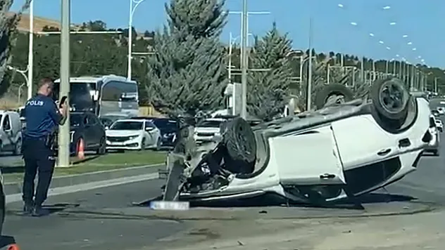 Malatya'da Beton Direğe Çarpan Araç Ters Döndü! Sürücü Yaralandı