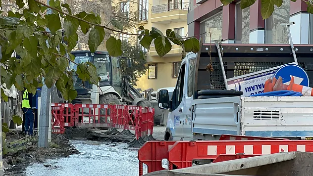 Malatya'da Boru Patladı, Yollar Göle Döndü