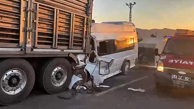 Malatya'da Can Pazarı! Tarım İşçilerini Taşıyan Minibüs TIR'a Çarptı