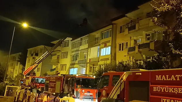 Malatya'da Çatı Yangını Paniği! 4 Katlı Binada Hasar Oluştu