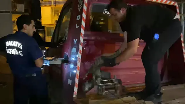 Malatya'da Çekicide Mahsur Kalan Kedi Kurtarıldı!