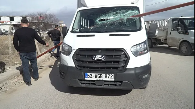 Malatya'da Demir Yüklü Araç Facia Getiriyordu: Camı Delip Geçti
