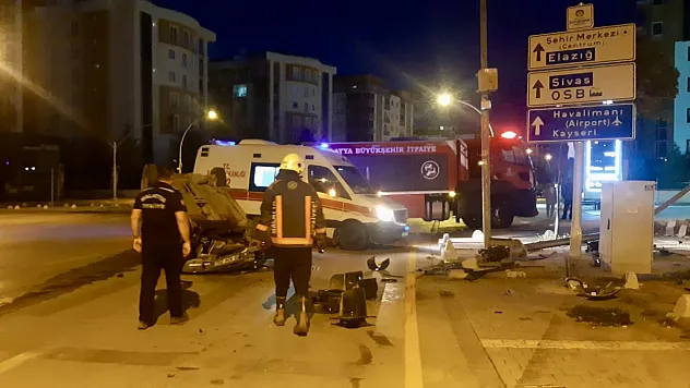 Malatya'da direğe çarptı, araç devrildi