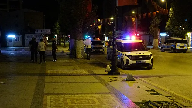 Malatya'da Dönercide Bıçaklı Kavga: 2 Kişi Yaralandı