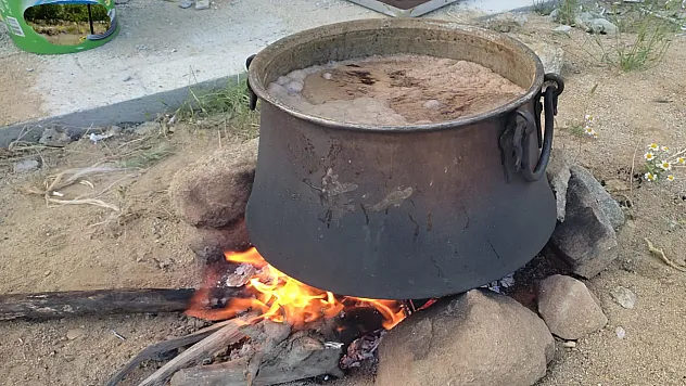 Malatya'da Dut Bereketi Başladı! Kazanlar Pekmez İçin Kaynıyor