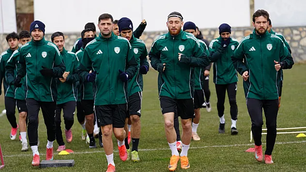 Malatya'da Futbol Şöleni: Yeşilyurtspor Play-Off Yolunda Kritik Virajda