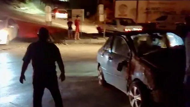 Malatya'da Gece Yarısı Korkutan Kaza! Kavşakta Kontrolden Çıkan Araç Refüje Çarptı!
