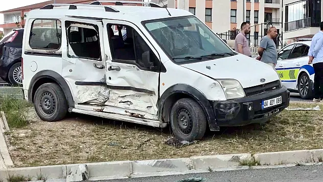 Malatya'da Hoca Ahmet Yesevi Mahallesi'nde Trafik Kazası! İki Kişi Yaralandı
