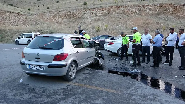 Malatya'da iki araç kafa kafaya çarpıştı: 11 yaralı