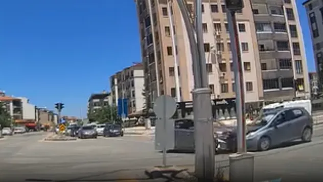Malatya'da İki Otomobil Kavşakta Çarpıştı