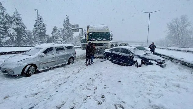 Malatya'da İki Tır ve Bir Otomobil Çarpıştı: 1 Ölü, 5 Yaralı