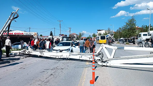 Malatya'da İnşaat Kazası!  50 Metrelik Beton Pompası Caddeye Yıkıldı