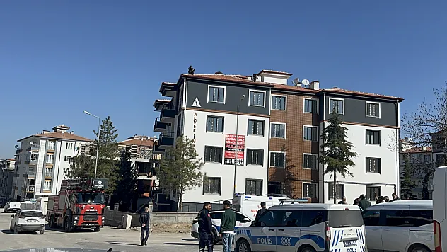 Malatya'da İnşaatın Tepesinde Ödeme Gerginliği: Paraları Yatana Kadar Aşağı İnmediler!