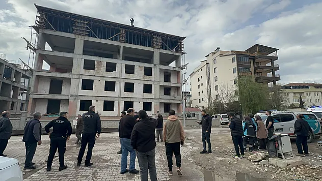 Malatya'da İnşaatta Çatıya Çıkan İşçi Güçlükle İkna Edildi!