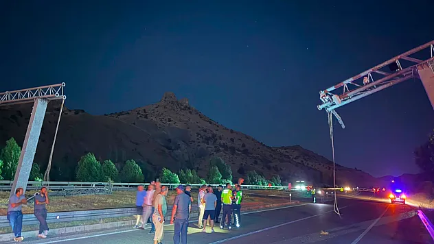 Malatya'da Kamyon MOBESE Direğini Devirdi! Karayolu Trafiğe Kapandı