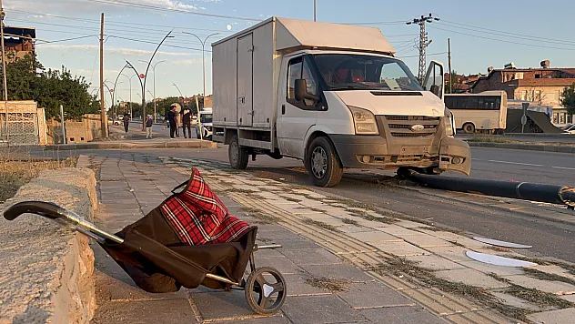 Malatya'da Kamyonet Yayaya Çarptı! Direği Kırıp Kaldırıma Çıktı