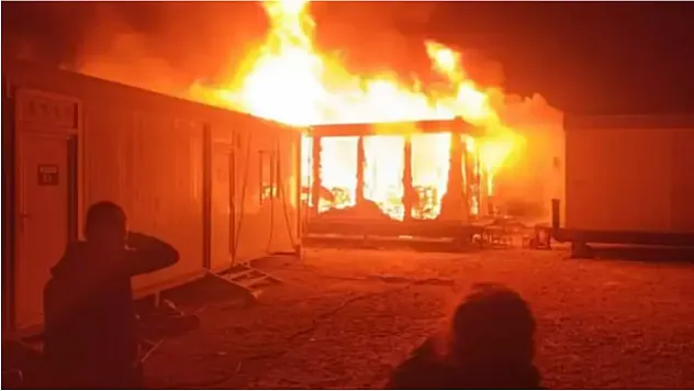 Malatya'da Konteyner Kentte Geceyi Alevler Aydınlattı