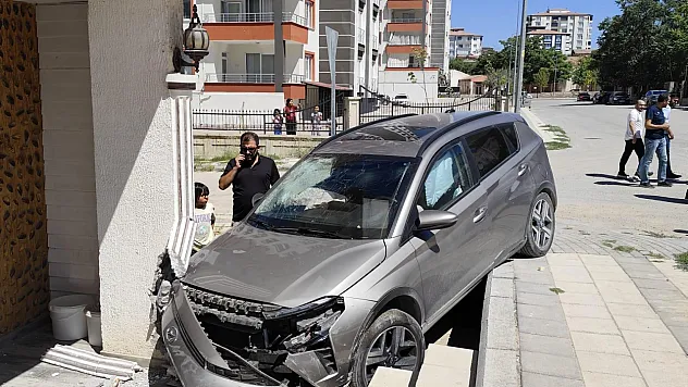 Malatya'da Kontrolden Çıkan Araç Apartmana Çarptı