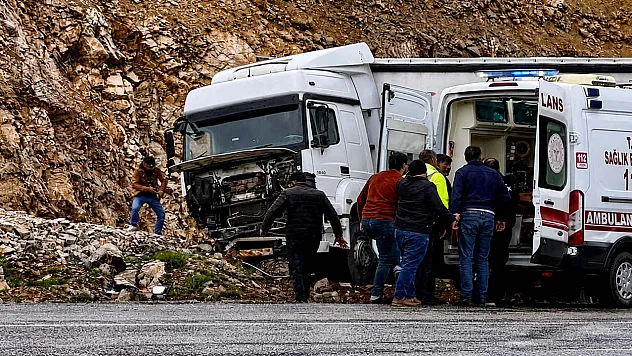Malatya'da Kontrolden Çıkan Tır Yol Kenarına Savruldu!