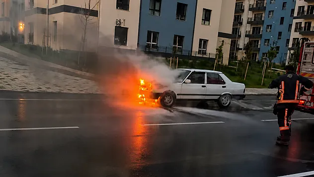 Malatya'da Korkutan Anlar! Seyir Halindeki Araç Alevlere Teslim Oldu