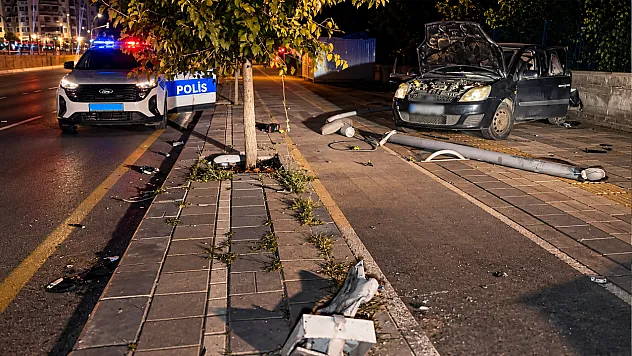 Malatya'da Korkutan Kaza! Otomobil Önce Direğe, Ardından Duvara Çarptı