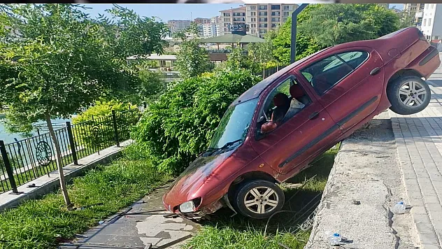 Malatya'da Korkutan Kaza! Sürücü Şans Eseri Kurtuldu