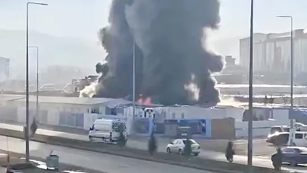 Malatya'da Korkutan Şantiye Yangını: 24 Konteyner Yandı!