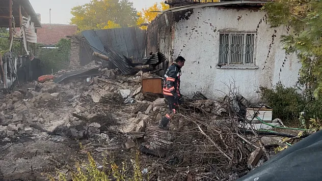 Malatya'da Korkutan Yangın! Ev ve Ekmek Damı Kül Oldu, Müdahaleye Giden İtfaiye Aracı Kaza Yaptı